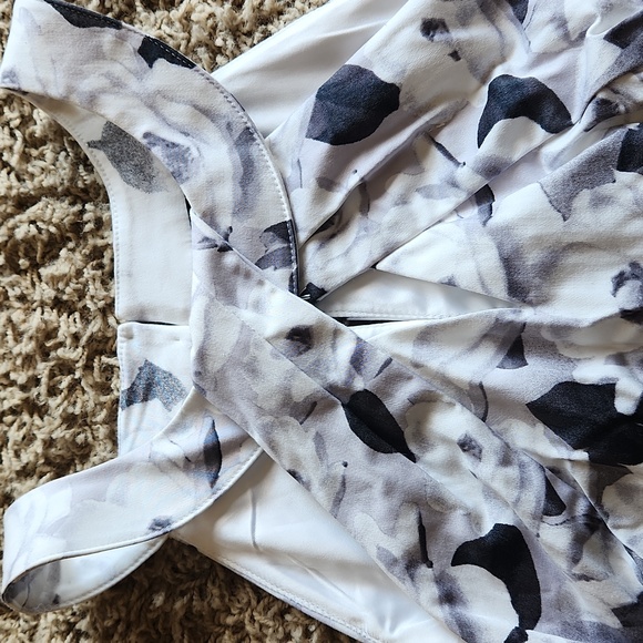 White House Black Market floral Black and white tank size 6 - Picture 2 of 13